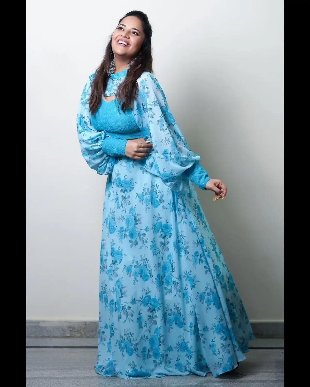 BEAUTIFUL TELUGU GIRL ANASUYA BHARADWAJ IN TRADITIONAL BLUE LEHENGA CHOLI 7